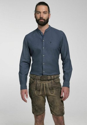 Heren blauwe overhemden met een gestructureerd patroon, gecombineerd met bruine leren lederhosen met gouden accenten en bloemenborduursels.