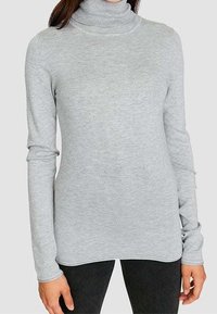 Szary, długi rękaw golf wykonany z miękkiego materiału, o dopasowanym kroju i żebrowanym kołnierzu. Gładka tekstura, minimalne detale.
