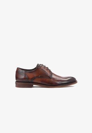 Bruine leren dresschoenen met een gladde structuur, vetersluiting, ronde neus en contrasterende donkere accenten op de hak en stiksels.