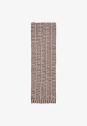 Gebreide sjaal in een zachte taupe kleur met textuurribbeling, voorzien van een decoratieve logo-tag aan één uiteinde en een geribbelde rand.