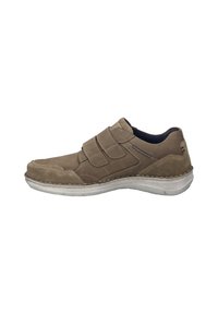 Scarpa in suede marrone con due strap in velcro, punta arrotondata e suola bianca imbottita con dettagli testurizzati.