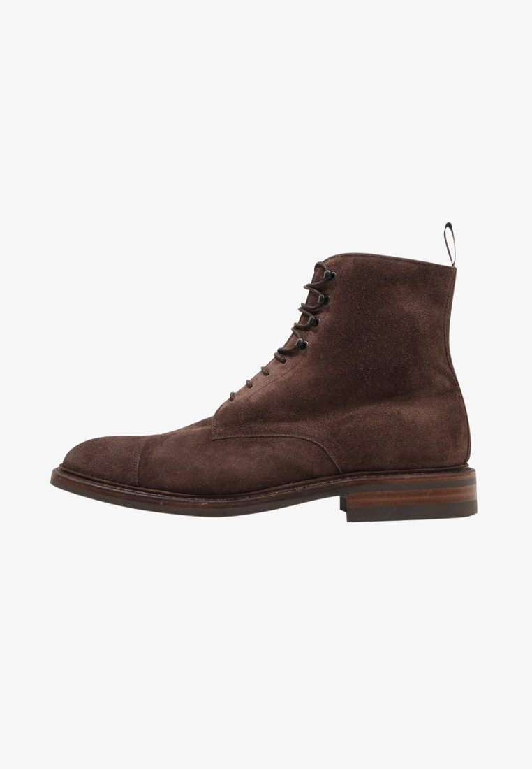 Bottine en cuir suédé brun à lacets, avec un petit talon en bois empilé et une languette à l'arrière.