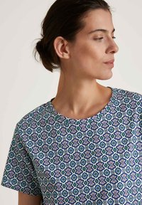Korte mouwen blouse van lichtgewicht stof met een geometrisch patroon in blauw, groen, roze en wit. Ronde halslijn met een relaxte pasvorm.