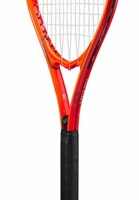 Rote Tennisracket mit einem strukturierten schwarzen Griff, verfügt über ein offenes Saitenmuster und eine ausgeprägte Kopfform. Modell bezeichnet als Pro Staff XL110.