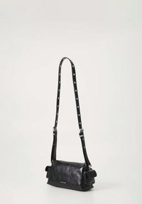 Bolso crossbody de cuero negro con cierre de cremallera, que cuenta con una correa larga con herrajes de plata y bolsillos laterales para un detalle adicional.