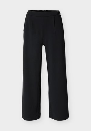 Pantalon noir à jambes larges en tissu lisse. Doté d'une ceinture ajustée avec un seul accent métallique et de plis à l'avant.