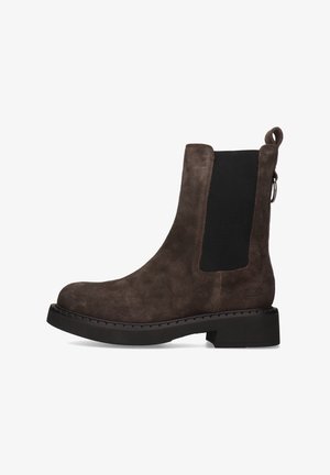 Brauner Wildleder Chelsea-Stiefel mit schwarzem elastischem Seiteneinsatz, Zuglasche an der Ferse und dicker schwarzer Sohle mit niedrigem Absatz.