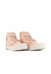 Rosa kanvas anklar stövlar med vit gummisula, rund tå och tonade snören. Har sidologotyp och texturerade detaljer på sulan.