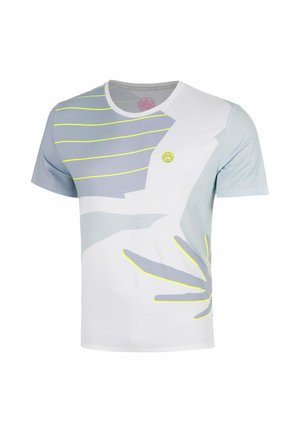 T-shirt sportiva a maniche corte con forme geometriche astratte in grigio chiaro, bianco e accenti gialli, scollo rotondo e piccolo logo sul petto.