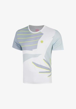T-shirt sportiva a maniche corte con forme geometriche astratte in grigio chiaro, bianco e accenti gialli, scollo rotondo e piccolo logo sul petto.