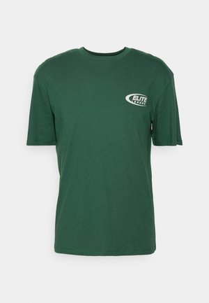Camiseta de algodón verde con mangas cortas, cuello redondo y un logo blanco de "ELITE LEAGUE" en el área del pecho izquierdo.