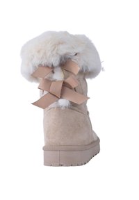 Beżowe zamszowe botki za kostkę z futrzanym obszyciem, z plecioną satynową wstążką z tyłu oraz gumową podeszwą zapewniającą przyczepność.