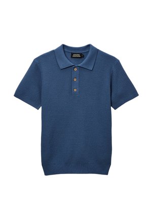 Polo bleu texturé à manches courtes avec trois boutons marron et col classique, présenté sur fond blanc.