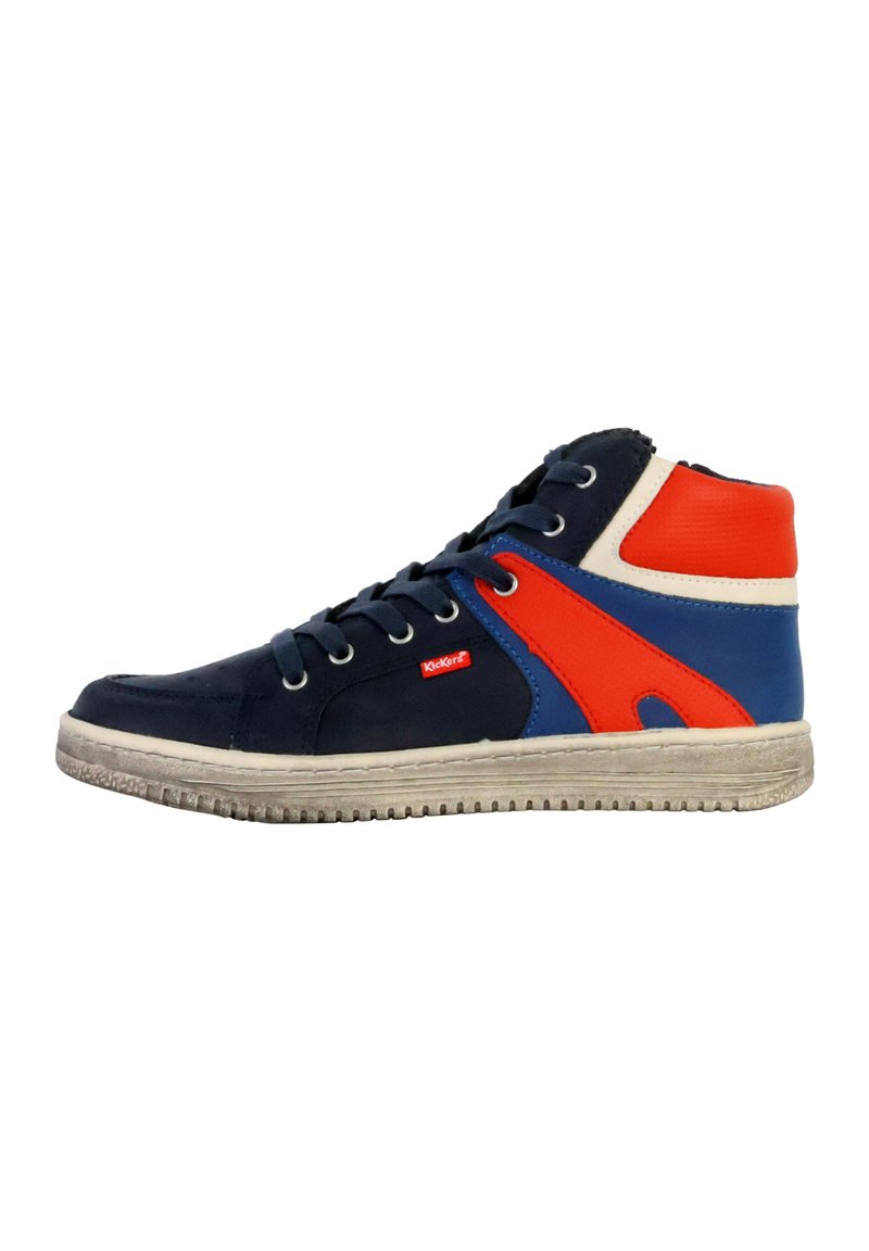 Hoge sneakers, marineblauw met rode en crèmekleurige accenten, rubberen zool, textuurmateriaal, met veters en logo-details aan de zijkant.