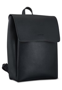 Schwarzer Leder-Rucksack mit strukturierter Form, umklappbarem Verschluss und dezentem Branding. Verfügt über verstellbare Schultergurte und einen oberen Griff.