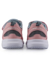 Rosa träningsskor med grå accenter, syntetiskt material, remstängning, mönstrade sulor och logotyp på hälen; lätt design för komfort.