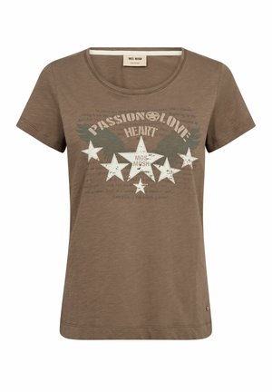 Brun kortermet Mos Mosh T-skjorte med rund hals, med hvite stjerner, mørke vingegrafikker og ordene "PASSION LOVE HEART" foran.