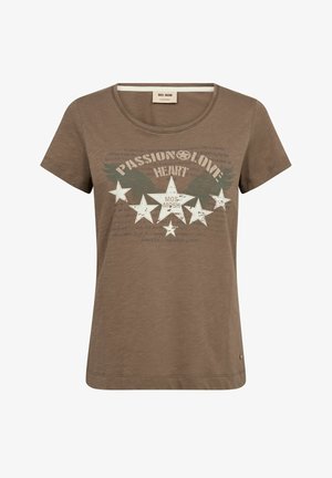 Braunes Mos Mosh T-Shirt mit kurzen Ärmeln und Rundhalsausschnitt, mit weißen Sternen, dunklen Flügelgrafiken und den Worten "PASSION LOVE HEART" auf der Vorderseite.