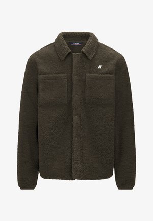Giacca in pile di colore verde oliva scuro, con un esterno текстurizzato, chiusura frontale a bottoni, colletto e due tasche sul petto con un piccolo logo.