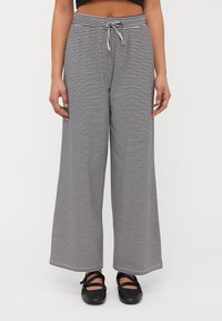 ONLY Petite - ONLLIVE LOVE LIFE - Trousers - cloud dancer/black Thumbnail Image 1