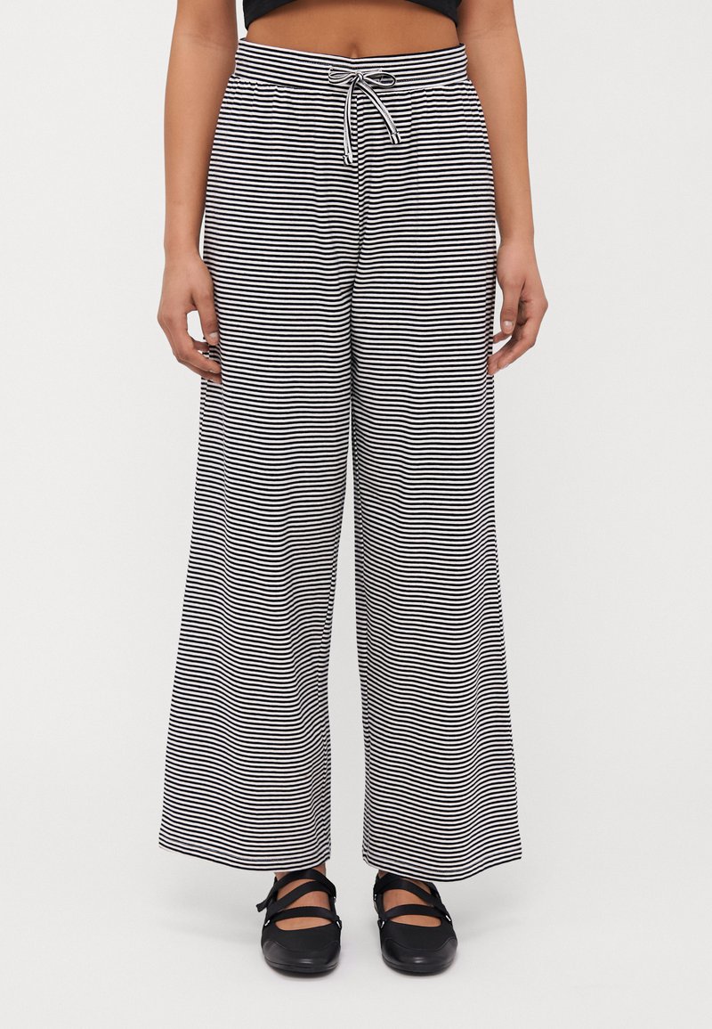 ONLY Petite - ONLLIVE LOVE LIFE - Trousers - cloud dancer/black, Enlarge