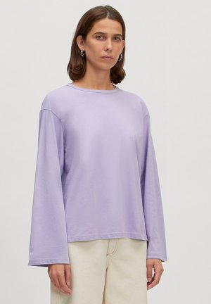 Lavender langemouw t-shirt gemaakt van zachte stof, met een ronde halslijn, een ontspannen pasvorm en minimale stikdetails langs de zoom.