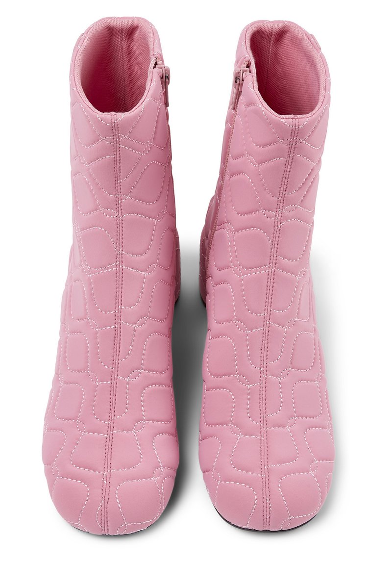 Rosa gesteppte Knöchelstiefel mit einer strukturierten Oberfläche, ausgestattet mit einem seitlichen Reißverschluss, verstärkten Nähten und einem weichen Innenfutter.