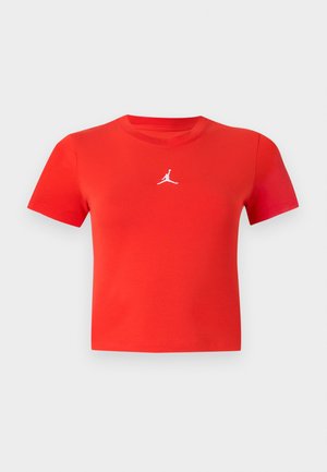Tricou scurt cu mâneci scurte, de un roșu aprins, cu un mic logo Jumpman alb centrat pe piept.