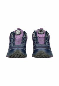 Scarpe da trekking da uomo, blu navy con accenti viola, dotate di una tomaia testurizzata, sistema di allacciatura BOA e suola in gomma flessibile con motivo in rilievo.