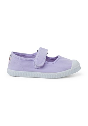 Chaussure Mary Jane en toile violette avec un bout en caoutchouc blanc et une sangle en Velcro ajustable. Semelle en caoutchouc blanc texturé. Décorée d'une petite illustration.