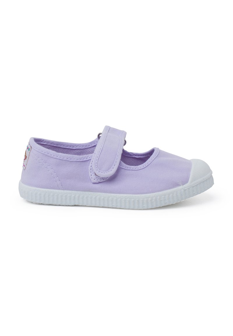 Chaussure Mary Jane en toile violette avec un bout en caoutchouc blanc et une sangle en Velcro ajustable. Semelle en caoutchouc blanc texturé. Décorée d'une petite illustration.
