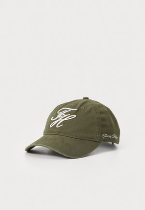 Casquette vert olive avec visière courbée, arborant un logo et du texte brodés en blanc. Fabriquée en tissu avec une finition texturée.