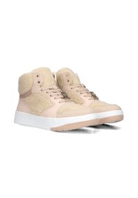 Mid-top sneakers van zacht beige leer met een fluffy tan textielkraag, voorzien van een vetersluiting aan de voorkant en een witte rubberen zool.