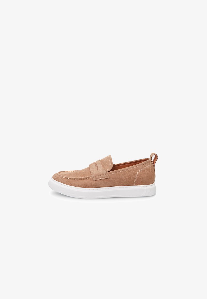 Wildlederschlupfschuh in hellem Beige mit einer weißen Gummisohle. Verfügt über gestickte Details und eine kleine Schlaufe an der Ferse für ein einfaches Anziehen.