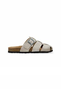Sandalias de ante gris claro con plantilla de corcho, punta descubierta y diseño recortado, que presentan una sola hebilla ajustable para un mejor ajuste. Suela de goma negra.