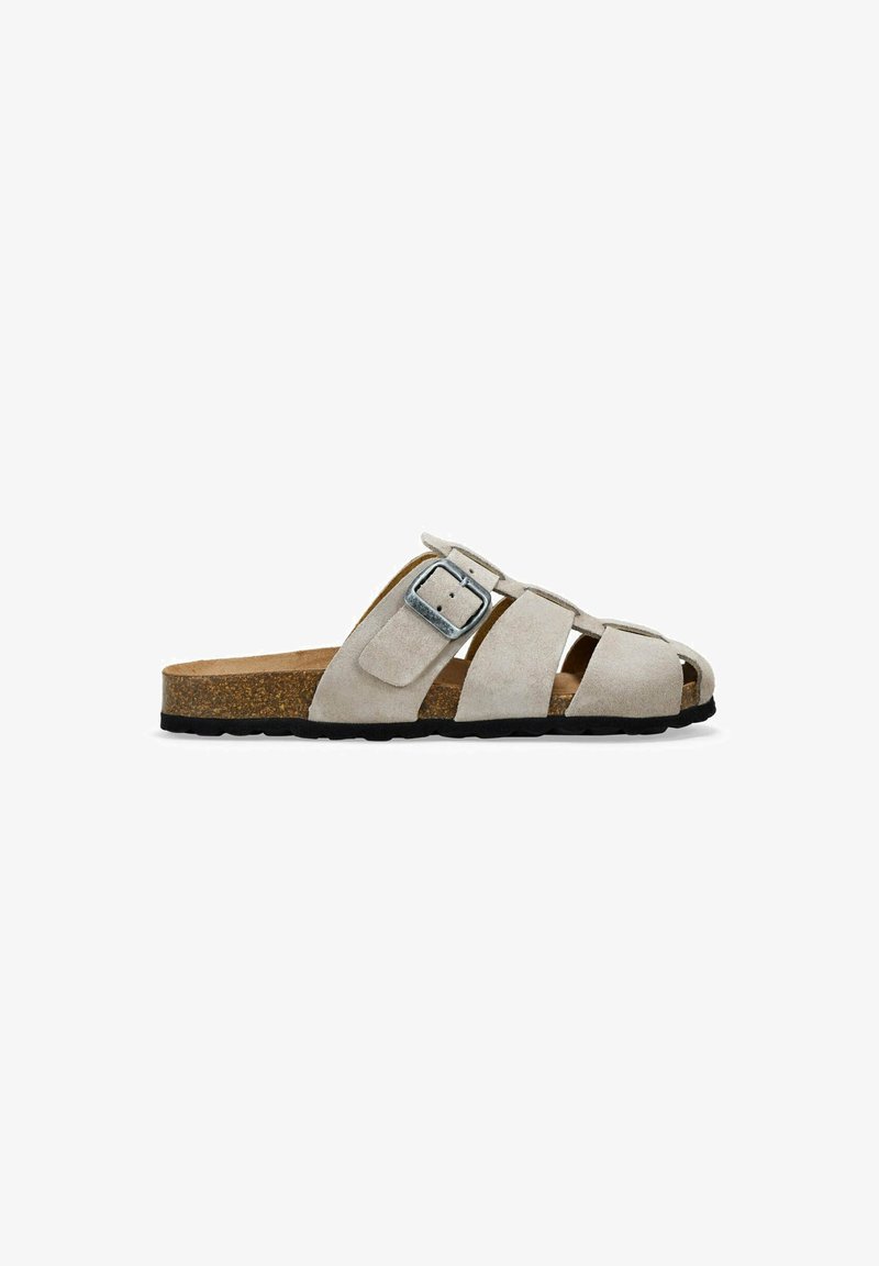 Sandalias de ante gris claro con plantilla de corcho, punta descubierta y diseño recortado, que presentan una sola hebilla ajustable para un mejor ajuste. Suela de goma negra.