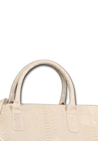 Sac à main beige avec un motif de faux cuir serpent texturé, doté de deux poignées robustes et d'un design structuré. Les accents sont minimaux.