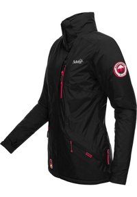 Svart vattentät jacka med rosa accenter, fickor med dragkedja, hög krage och logotyp-patch på ärmen. Har en slät, texturerad yta.