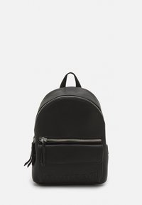 Czarny plecak ze strukturalnej skóry z górnym uchwytem, przednią kieszenią na zamek, srebrnymi zamkami i wytłoczonym logo na dolnej przedniej części.