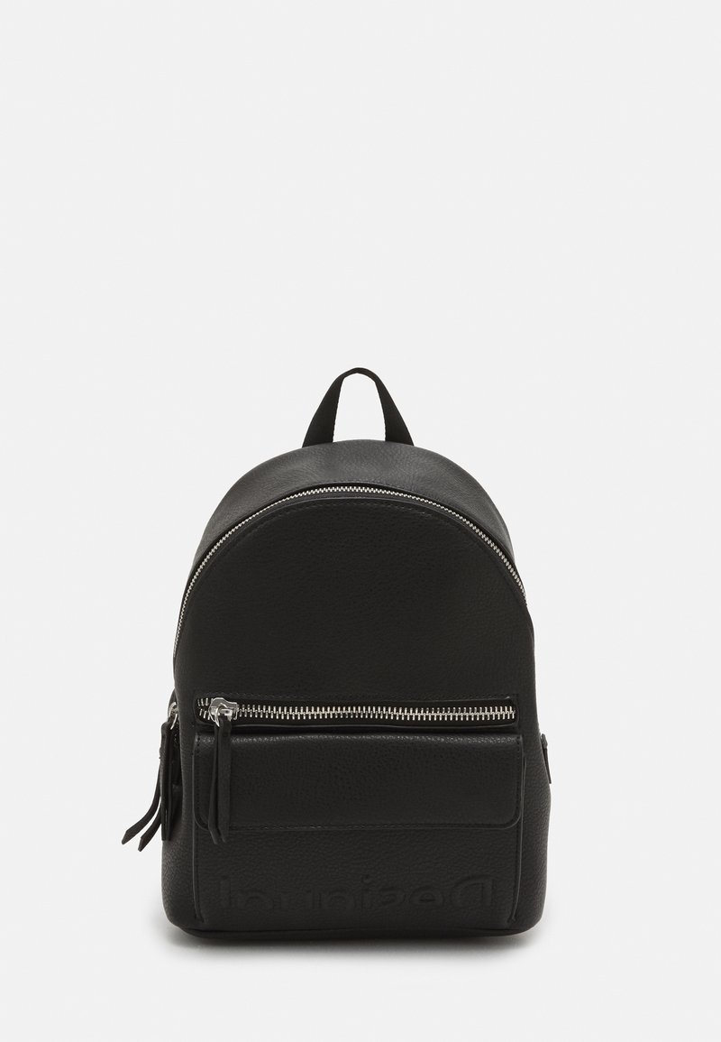 Czarny plecak ze strukturalnej skóry z górnym uchwytem, przednią kieszenią na zamek, srebrnymi zamkami i wytłoczonym logo na dolnej przedniej części.