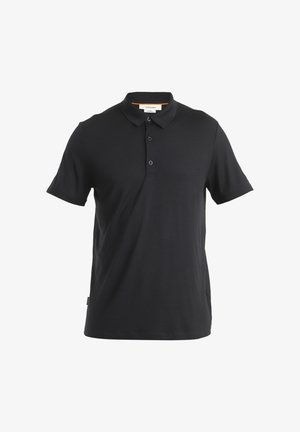 Svart pikétröja av mjukt tyg, med vikbar krage, placket med tre knappar och minimalistisk design, korta ärmar och rak fåll.