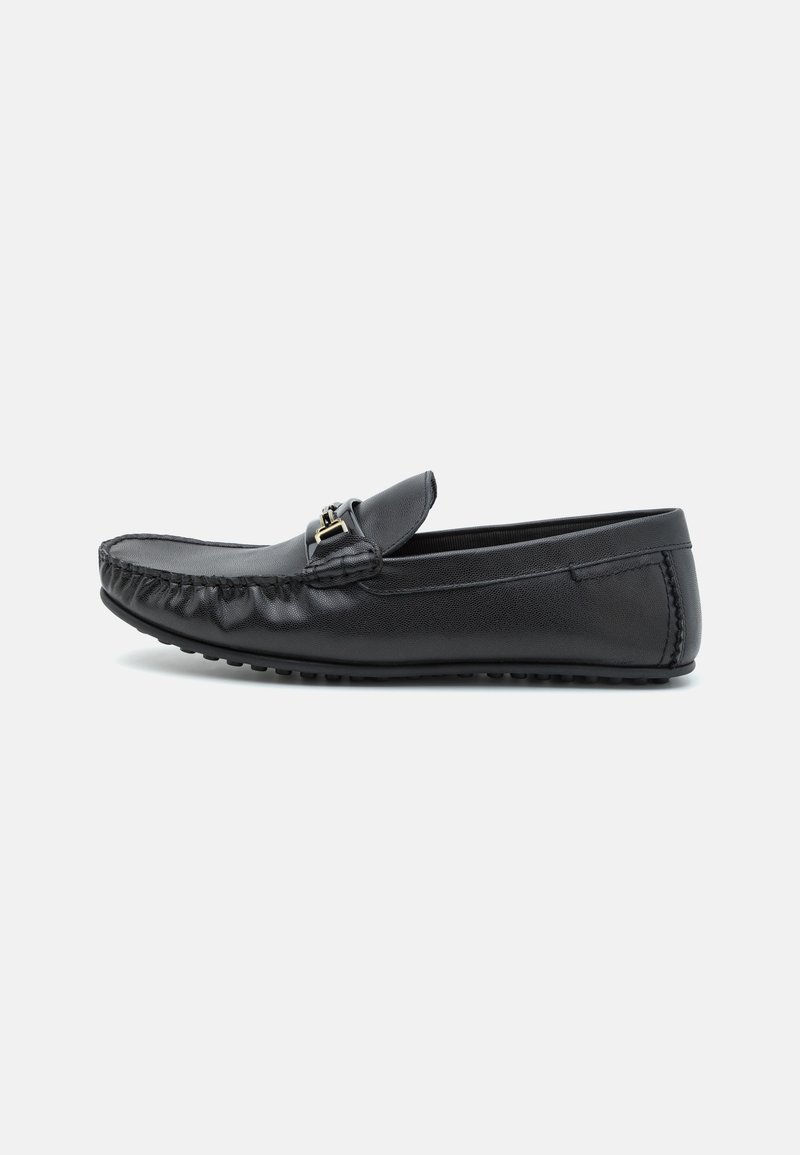 Schwarze Lederloafers mit runder Zehenpartie, einer dekorativen Schnalle und einer strukturierten Oberfläche. Verfügt über genähte Details entlang der Kanten.