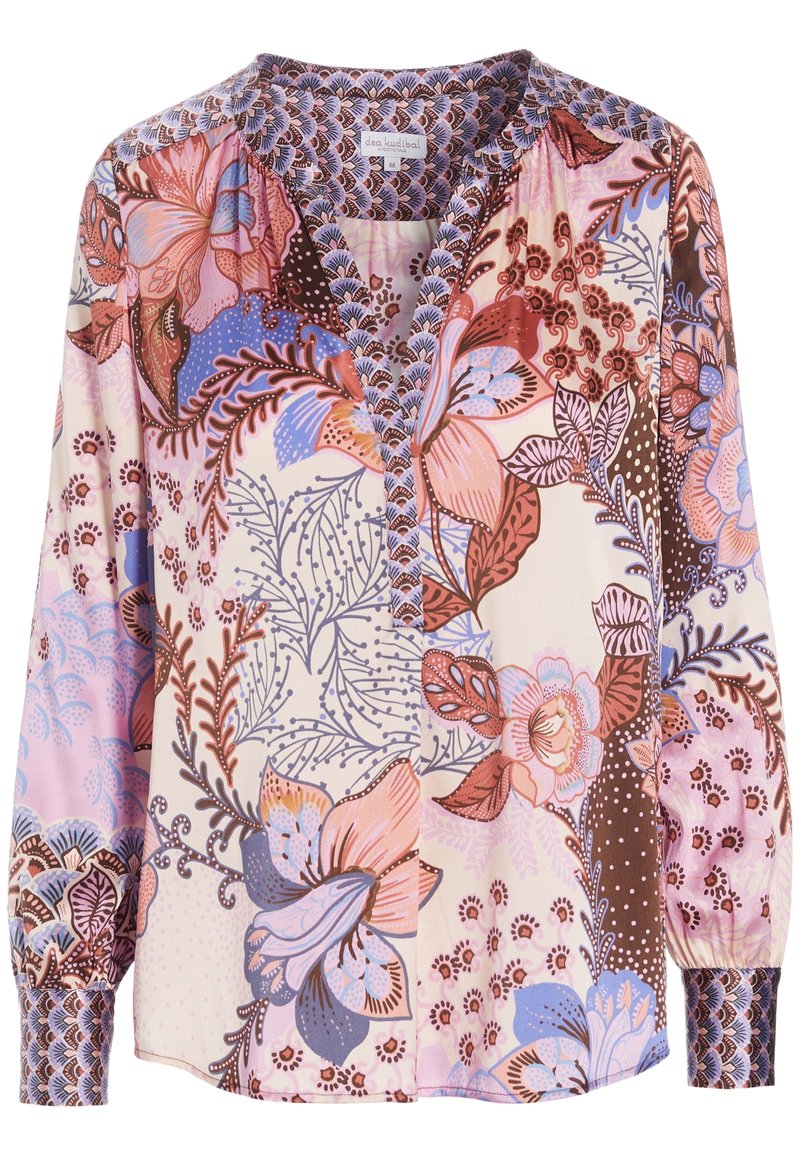 Blouse colorée à manches longues en tissu léger, présentant un motif floral en rose, bleu et marron, avec un col en V et des détails à boutons.