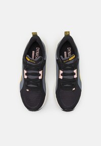 Černé a šedé sportovní boty s síťovaným materiálem, růžovými akcenty a reflexními detaily. Mají polstrovanou podešev a design na zavazování tkaniček.