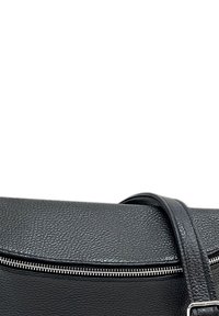 Schwarze Lederhandtasche mit strukturiertem Oberflächen, Reißverschluss und langem Schulterriemen. Kompakte, runde Form mit glänzender Oberfläche.