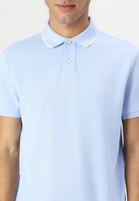 Tommy Hilfiger LEFT CHEST GRAPHIC  - Polo - sweet blue