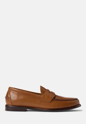 Mocassins de couro castanho com sola plana, bico arredondado e costura decorativa. Apresentam um detalhe costurado na parte superior e um acabamento suave.