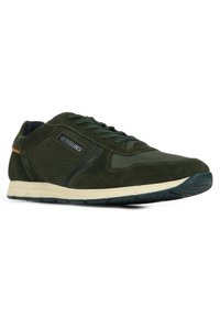 Sneaker di camoscio verde con dettagli in rete, punta rotonda e lacci scuri. Presenta un patch con logo e una suola contrassegnata con grip testurizzato.