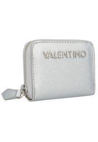 Sidabrinė odinė piniginė su tekstūruotu paviršiumi, turi užtrauktuko uždarymą ir iškilusį "Valentino" logotipą priekyje. Kompaktiška stačiakampio forma.