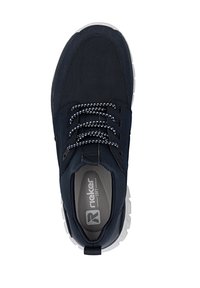 Sneaker blu con tomaia in mesh, tessuto texturizzato, lacci bianchi con punteggiature e una spessa suola bianca. Presenta il marchio "Rieker Soft" all'interno.